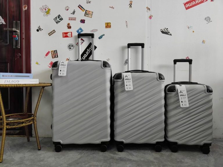 What color of luggage would you customize in a Chinese factory?