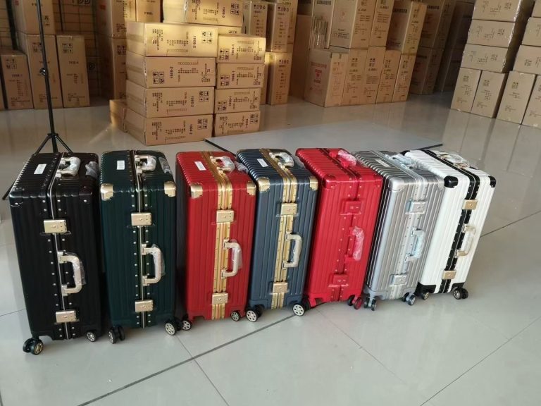 The suitcases from our Chinese factory make you more confident and comfortable
